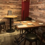 福島 牡蠣と肉たらし ビストロKAI - 奥のテーブル席