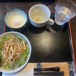 Chariya - 先に運ばれてきた、セットのサラダとスープ（鶏出汁）、追加で頼んだ温泉玉子。