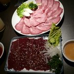 肉バル 京城 - レバ刺しと、牛タン