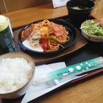 カフェドたき - 「スパセット」850円　　サラダ・ライス・味噌汁・漬け物がつきます。