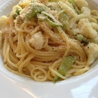 ビランチャ 梅田店 - Aセット：カリフラワーとスナップエンドウのアンチョビソースパスタ
