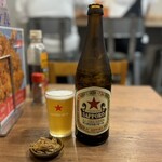 Kicchin Kiraku - 瓶ビール（中）¥750はちょっとしたつまみ付き