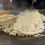 Reichan - カリッとこんがり焼かれた生地
                キャベツも焼き蒸しにしていくので、食べ口は軽いദ്ദി˙◡･)