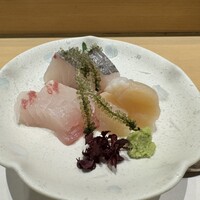 鮨 航 - 造り（三種） タイ  しまあじ  ホタテ   海ぶどうのってる