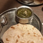 SOLAH SPICES TOKYO 川崎アゼリア店 - パラックカレーチキンとパラタ