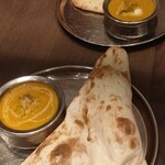 SOLAH SPICES TOKYO 川崎アゼリア店 - 奥ははちみつバターチキンカリーとチーズナン、
                                手前はマイルドバターチキンカレーとナン