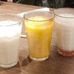 SOLAH SPICES TOKYO 川崎アゼリア店 - 左から濃厚ラッシー、マンゴーラッシー、白桃ラッシー