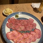 個室焼肉匠 - 薄切りネギ塩タン、上塩タン