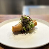 IZA - ⑦穴子とサルシッチャとエゴマの春巻 ニンニクの炭