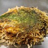 Okonomiyaki Yoshi - 肉玉そば(税込880円)
                ・茹で生中太麺(磯野製麺所)
                ・オタフクソース《専門店用》(甘さ控えめ)
                ・焼き方:複数押さえる
                ・焼き上がりの形:綺麗な焼き上がり
                ・鉄板またはお皿で食べるのがスタンダード