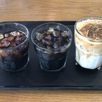 フラットホワイト コーヒー ファクトリー - 水出しアイスコーヒーとハニーチャイラテ（アイス）