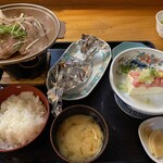 Wa Shoku Dokoro Kurumaya - 車や御前　ホイル焼きは鮭と玉ねぎときのこの味噌焼き　豆腐の上にネギトロ　牛肉の生姜焼き風　味噌汁は具沢山