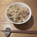 小割烹おはし  - 釜飯が混ぜて盛られたお茶碗