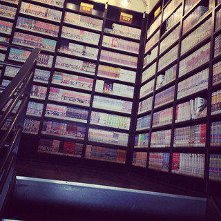 ヒーリンフィーリン京都城陽珈琲店 - お店へと上る階段にも漫画がびっしり。