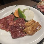 炭火焼肉 BuZZ - 