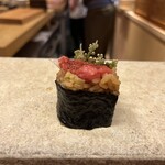 鮨 冨味 - 海葡萄が入ったトロタク巻き