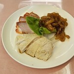茘香尊 - 三種前菜の盛り合わせ(叉焼、蒸し鶏、甘酢大根とクラゲ)
