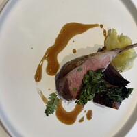 recte - 子羊のステーキ。骨付き。羊肉ということでクセが有るかどうか心配だったが殆ど感じずに食べられました。食感も柔らかく、それでいて、噛み切れる。ジューシーというよりさっぱりした食感。