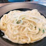 Peperone Bijutsukan - ホタテのクリームパスタ　麺はタリアテッレ　ちょっとやわらかすぎたか　塩加減ちょうどよくおいしくいただいた。ただテーブル間が狭く席に到着するまでに体を横にしてすり抜けていく必要あり。店員さんも動きづらそうだった。