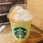 STARBUCKS COFFEE - アトレノースの半地下蔦屋内に存在。専用の改札に気づかず、アトレサウス側からぐるっと外を回ってだいぶ遠回りしてしまった　落ち着いた雰囲気で居やすそうな店内でした