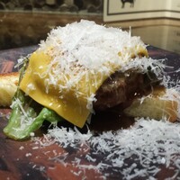 鉄板焼きWAGYU LIVERARY - ハンバーグオープンサンド　パルミジャーノレッジャーノ、デミグラスソース