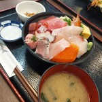 魚市場食堂 - 海鮮丼 1300円(税込)