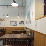 魚市場食堂 - 店内の様子(海が見える席もあり)