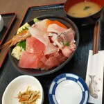 魚市場食堂 - どれも新鮮な魚で盛りが良い