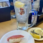 かっぱ寿司 - 本鮪中トロと生搾りレモンサワー