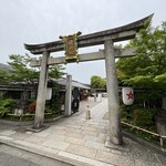 Giwom Morikou - 晴明神社の鳥居　五芒星の提灯が印象的です