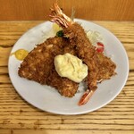 Tonkatsu Yachiyo - 上から、Cセット　
                        鯵フライ・車海老フライ・帆立フライ。タルタルソースに、からしやレモン添えなのは、素晴らしい