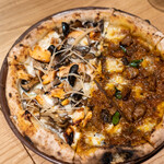 Pizza 4P's - 鮭の西京焼きと4種のきのこ 　ローガンジョシュ 羊肉のスパイシーインドカレー