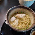 Cathay Pacific Lounge Bangkok - ワンタン麺はえびぷりぷり