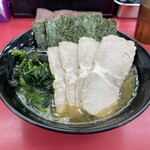 横浜家系らーめん ぼうそう家 - チャーシューでかい。ほうれん草も沢山！