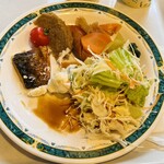 スマイルホテル - 焼き魚・じゃこ天・ウインナーソーセージ・鶏肉・サラダなど