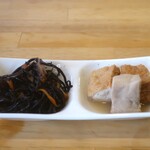 UMIZOI 46 マルキヨ - お通しのひじきの煮物、高野豆腐と厚揚げの煮物