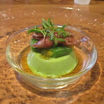 Rubo Meshi - サラダ： 菜の花を使ったグリーンのブランマンジュ（プリン）の上に ウドのギリシャ風ピクルスと兵庫県産の蛍烏賊をのせて、ペッパークレスが飾られています。コンソメのゼリーもよくマッチした素敵な一皿です。