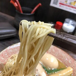 Niboshi Seimenjo - 麺は、少し角のある、やや細めの中太ストレート麺。スルスルっと食べやすい。 ただ、スープが絡んでこないので、ややパンチ不足でしょうか。