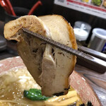 Niboshi Seimenjo - チャーシューは、12〜13cmほどの大きさの豚バラ肉。ホロホロにとろける食感。これは美味い。