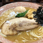 Niboshi Seimenjo - 20cm強のどんぶりにスープ・麺・刻み玉ねぎ・メンマ・ほうれん草・海苔、トッピングの味玉のラインナップ。