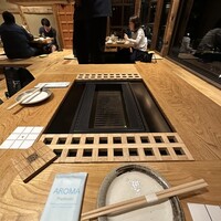 鶏焼き肉 囲 - パかっと蓋取ると網