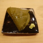 すし処 睦月 - 小鯛の昆布〆、桜の葉で香り付け