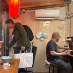 麺屋蕪村 - 水：店内奥に給水機あり
            ティシュー：カウンター
            ゴミ箱：なし
            トイレ：店内奥
            味変ツール：柚子七味