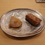 すし処 睦月 - 鰆のいぶし、まぐろ腹身の炙り