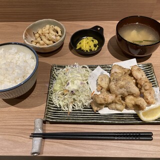 [Izakaya (Japanese-style bar) Lunch] Reasonably priced and hearty "Toriten Set Meal"