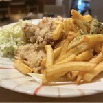 Assortment of salted fried chicken and shottsuru french fries