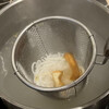 SATS Premier Lounge - 料理写真:ラクサの麺をゆがいて