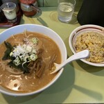 らーめん日の出 - 味噌ラーメンと半チャーハン