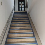 スパイスカレー モクロミ - 階段を上がって2階。