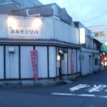 夕闇の中のお店